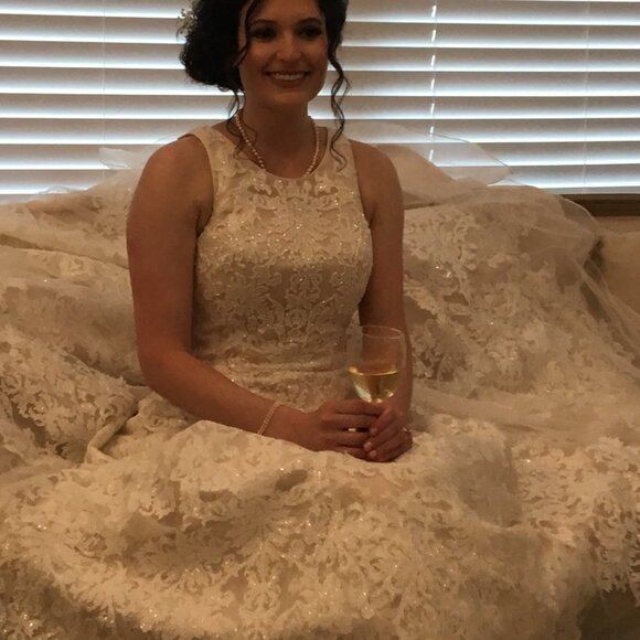 Oleg Cassini ivory/champagne size 8 wedding dress Oleg Cassini ivory/champagne size 8 wedding dress